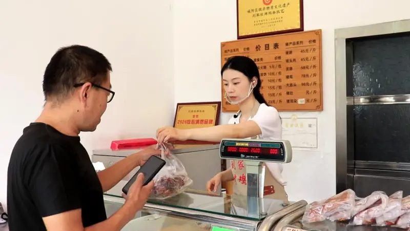 从世界500强到熏炉旁,海归姑娘接棒非遗烤鸡架
