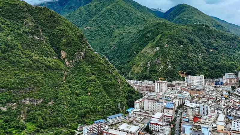 康定漫游指南:跑马山情歌与木格措雪湖交织的康巴秘境