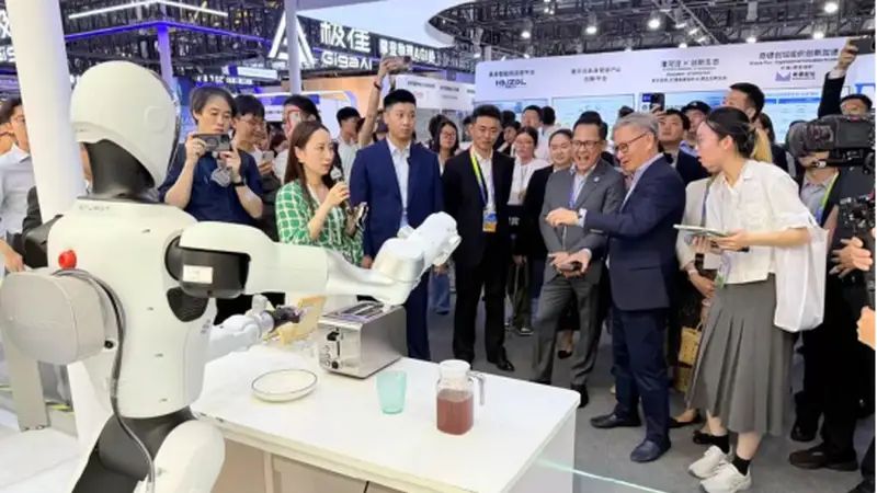 WAIC现场直击:银河通用Galbot G1无预设真机上岗,现场演示早餐制作