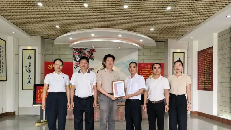 方寸微雕寄初心 非遗佳作赠坚真纪念馆