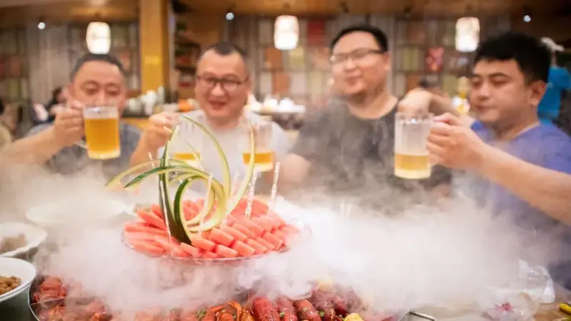 麻辣小龙虾配冰啤酒:夏季肠胃炎的“推手”还是“背锅侠”?