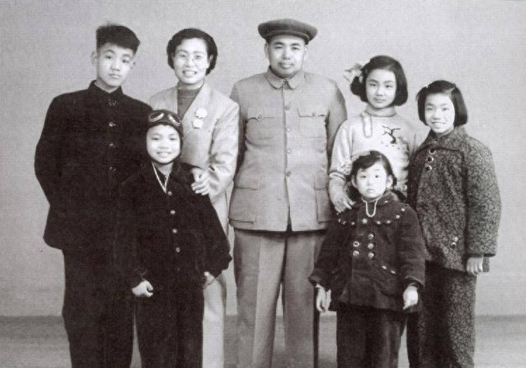 许世友到部队探望女儿，因袜子发火：别因我是父亲搞特殊
