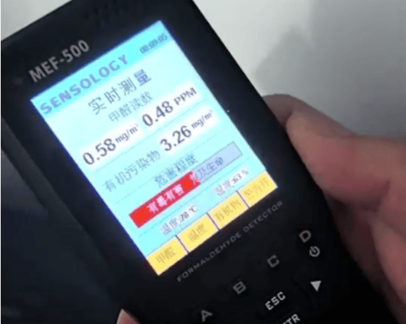 男子买问界M5两年一直闻到车内异味，门店两次检测甲醛超标，厂家赛力斯取样显示合格；重庆市监局回应：当年根本未抽检同批次车辆