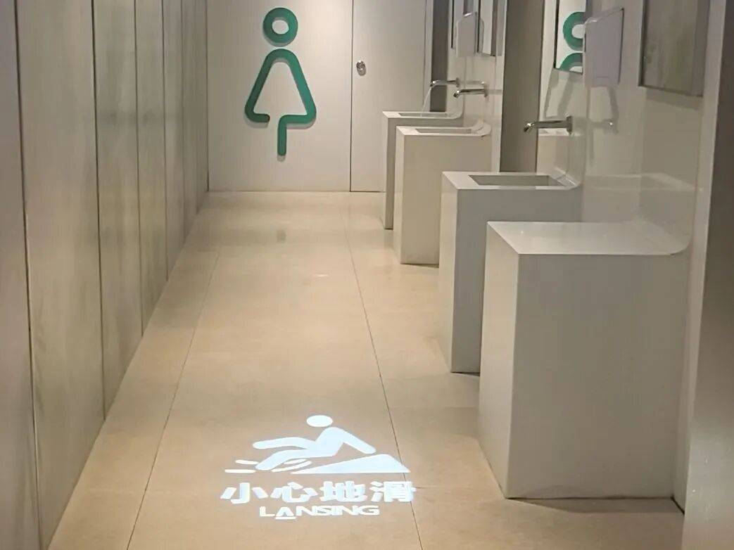 景区保洁员坐在厕所地面上吃午饭，网友心疼发帖！多方回应，阿姨也露面了