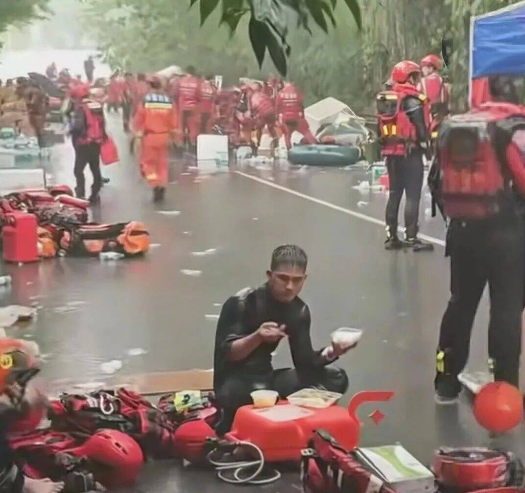 广西贵港“雨水泡饭消防员”找到了：退伍军人 | 网友：这就是我们该追的星