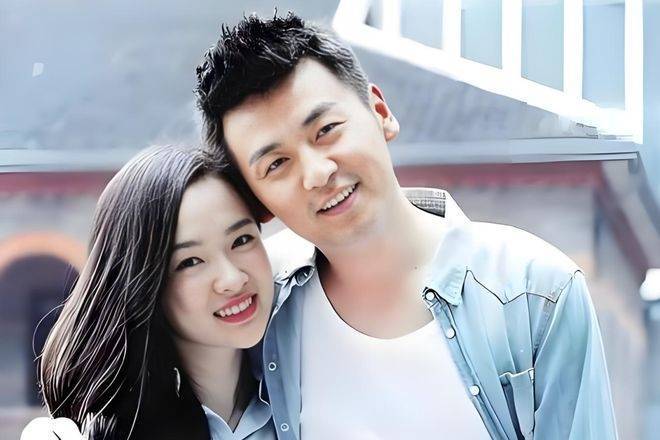 42岁雷佳音近况曝光！娶同学翟煦飞生下一女，如今婚姻幸福成宠妻狂魔