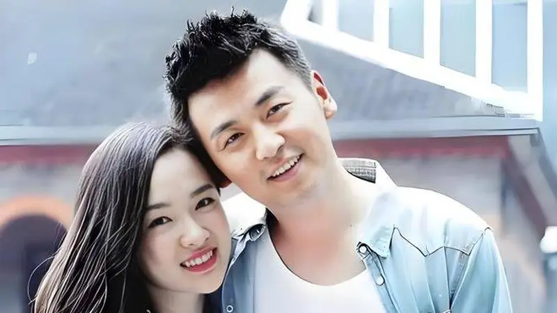 42岁雷佳音近况曝光！娶同学翟煦飞生下一女，如今婚姻幸福成宠妻狂魔