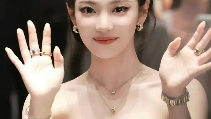 宁艺卓穿黑丝绒抹胸长裙超美！雪肤玉貌性感撩人