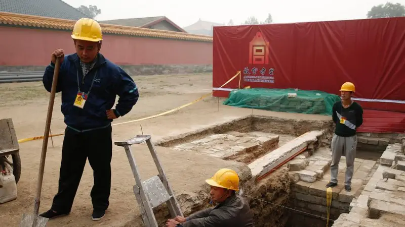 镜头下北京故宫发掘现场：挖出了大量文物，有个令专家激动的发现