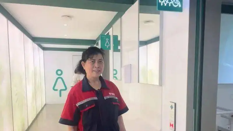 岳麓山保洁阿姨在厕所吃饭引热议，当事人回应