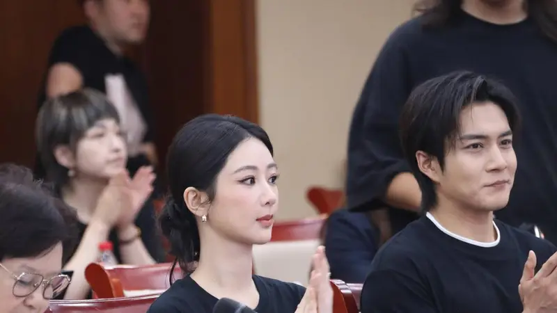 杨紫盘发造型温婉大气 亮相《家业》创作座谈会