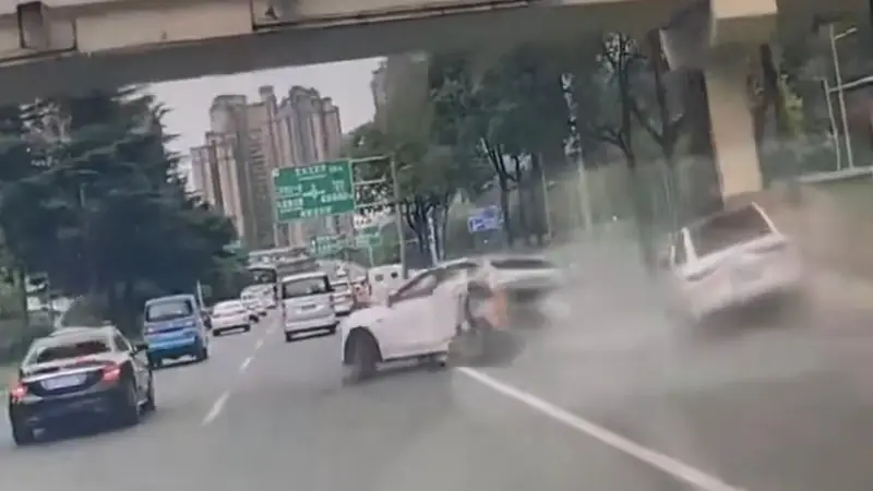 成都三环路被撞起火车主发声:被撞晕几秒后从车窗爬出逃生,是油电混动车