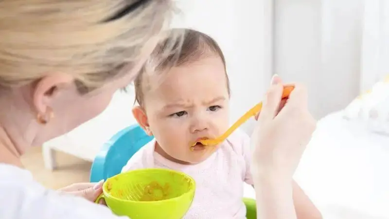 第一口辅食吃蛋黄？别再被老一辈的“经验”误导了