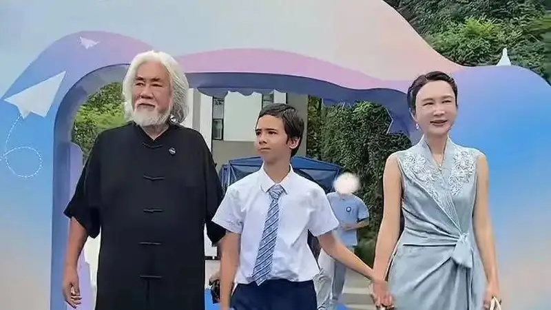 张纪中携妻参加儿子毕业典礼,杜星霖新中式裙配4万包包贵气十足