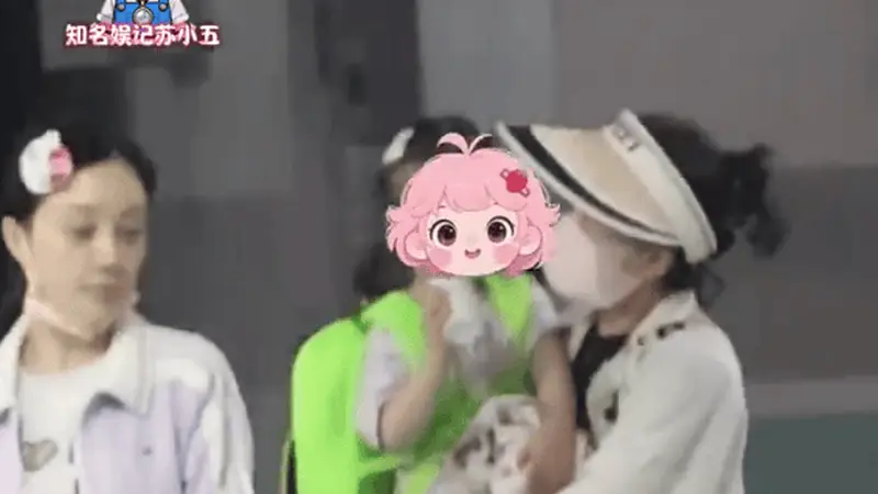 李小璐疑似怀二胎 带神秘小女孩回家引关注