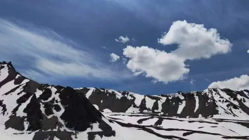 伊犁河谷四季秘境：从雪峰到草原的深度旅行全攻略