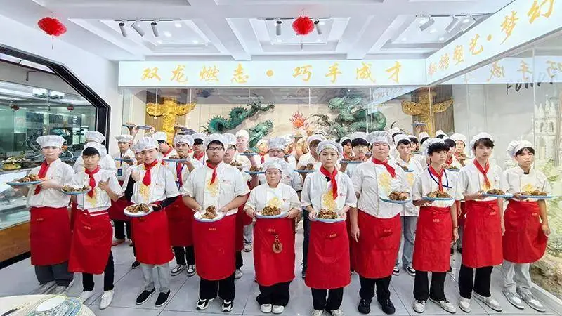 郑州北方烹饪学校学子慢炖酱香大骨,硬功夫“熬”出舌尖美味