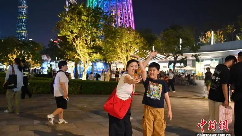 7月23日晚广州塔夜景璀璨成暑期热门打卡地