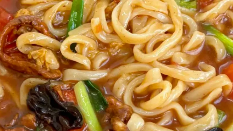 一碗炝锅面的烟火盛典：热油爆香催生出食材本味，这就是最地道的家常风味
