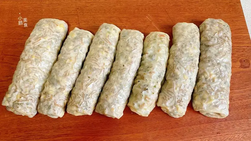 夏天就馋这个蒸菜卷,比饺子还简单省事,这菜调馅太香了,清爽低脂营养又好吃