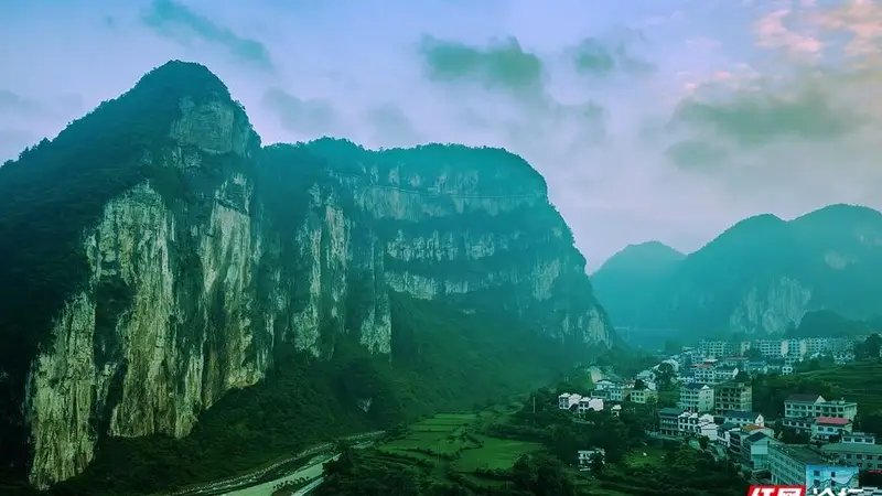 【每日一图@湖南】航拍涟源湄江风景区，看尽峡谷间的山河温柔