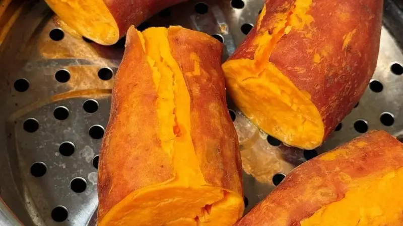 蒸红薯配酱萝卜条:地道田间家常味,杂粮小菜好吃管饱