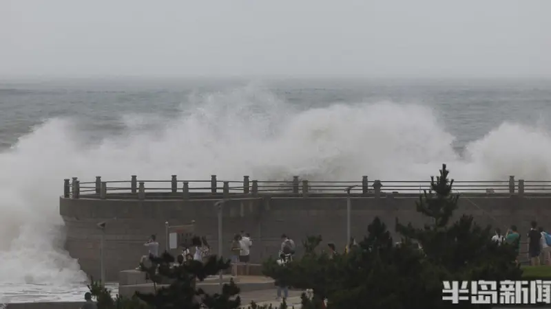 温馨提示:风大浪高,切勿近海游玩!