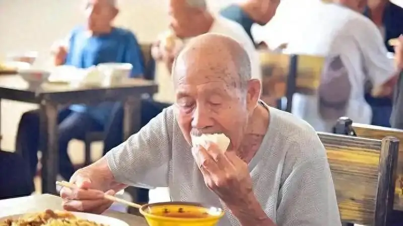 “入伏不忌嘴，郎中跑断腿”，切记：两样要吃两样不吃，应季而食