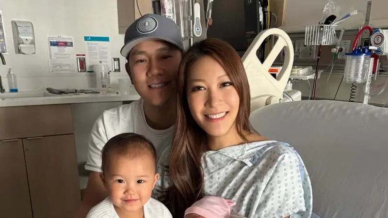 香港女星周美欣二胎产女,羊水突破喷老公一身,一小时超快顺产