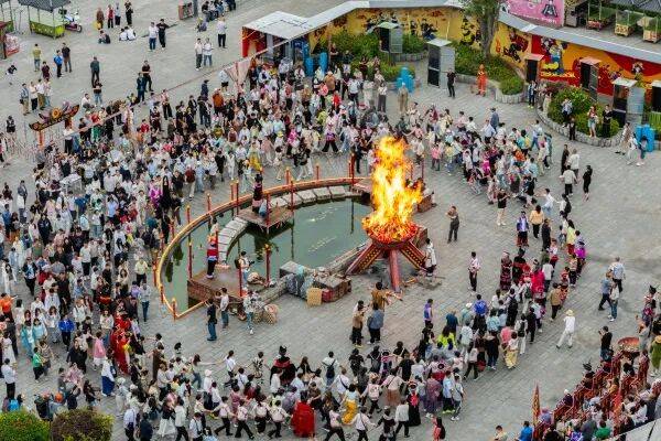 篝火打跳，彝绣花开……用楚雄火把，点亮云南夏夜