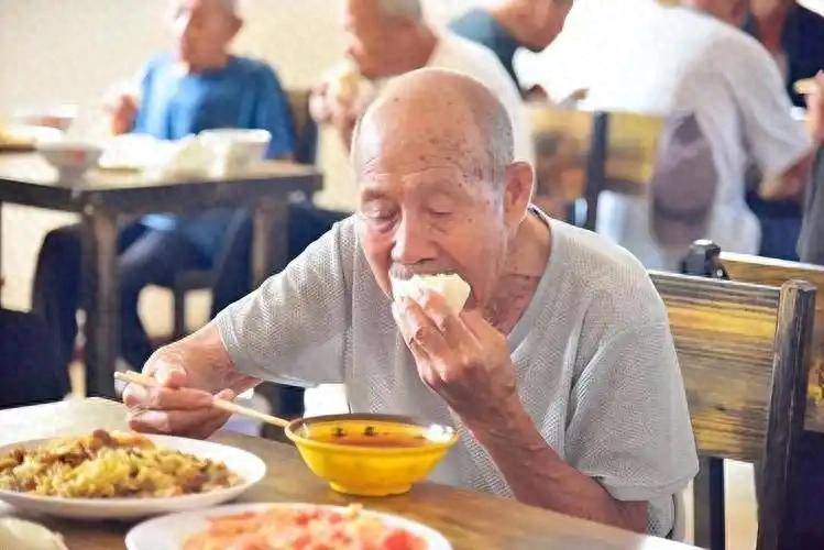 “入伏不忌嘴，郎中跑断腿”，切记：两样要吃两样不吃，应季而食