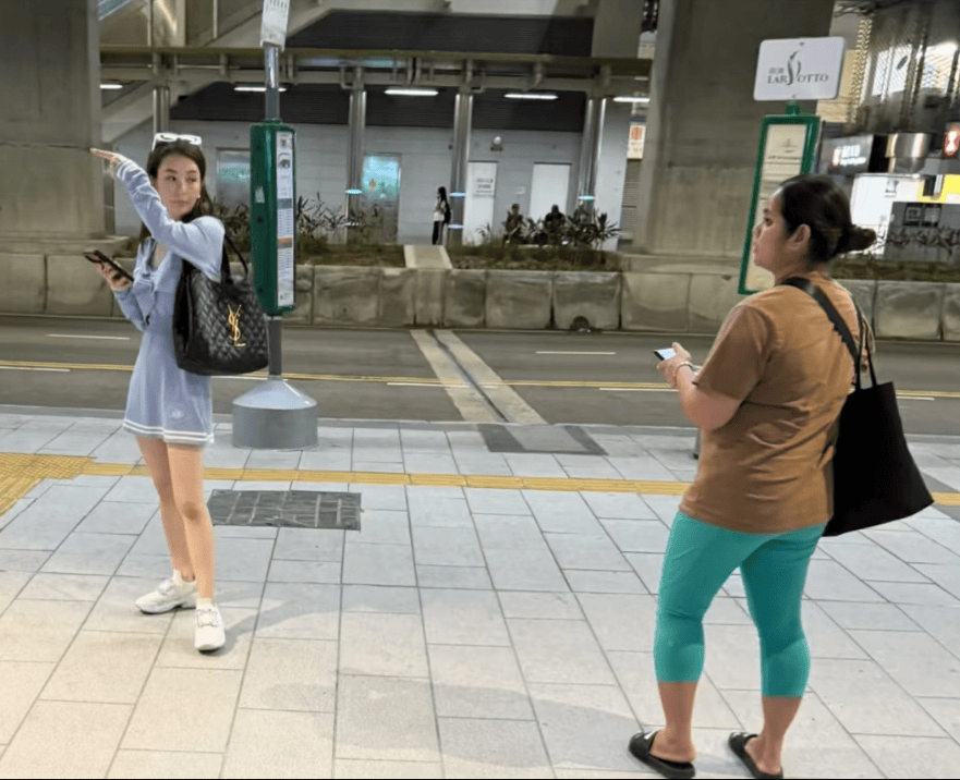 方媛带俩女儿逛街，穿小香风短裙背3万7包包，被指又土又矮不漂亮