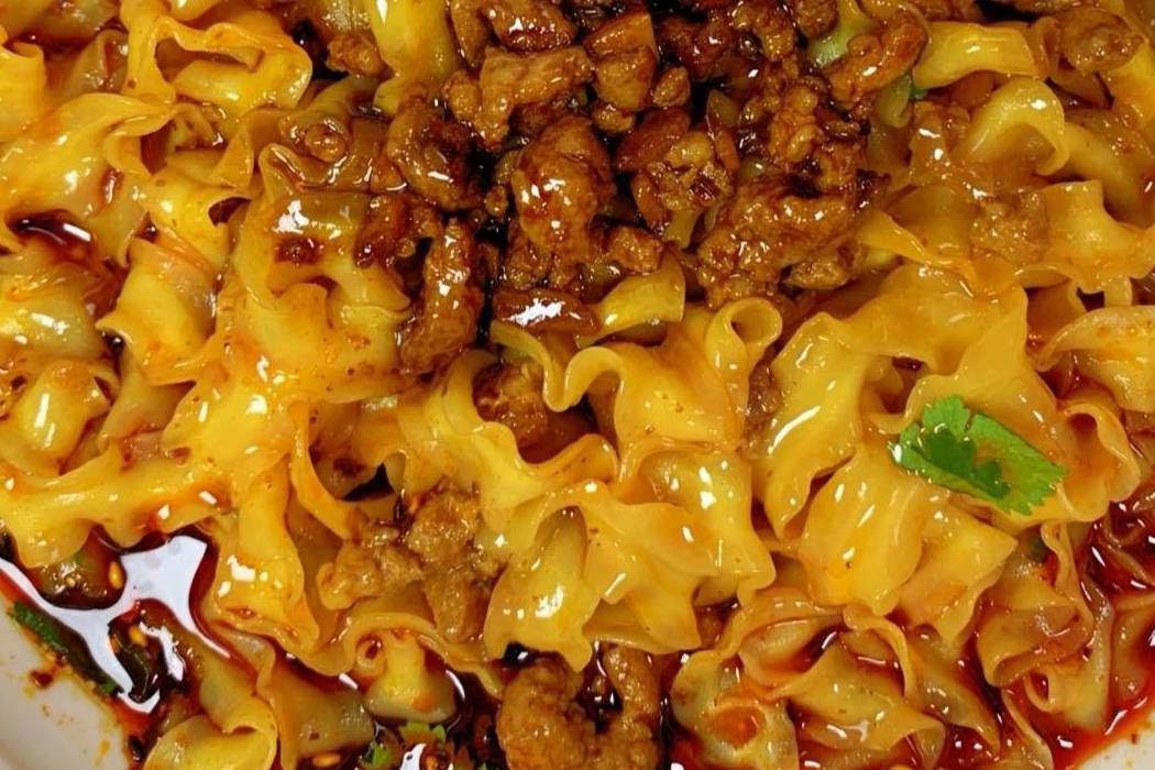 肉末刀削面，一碗酱香浓郁，专治所有没胃口