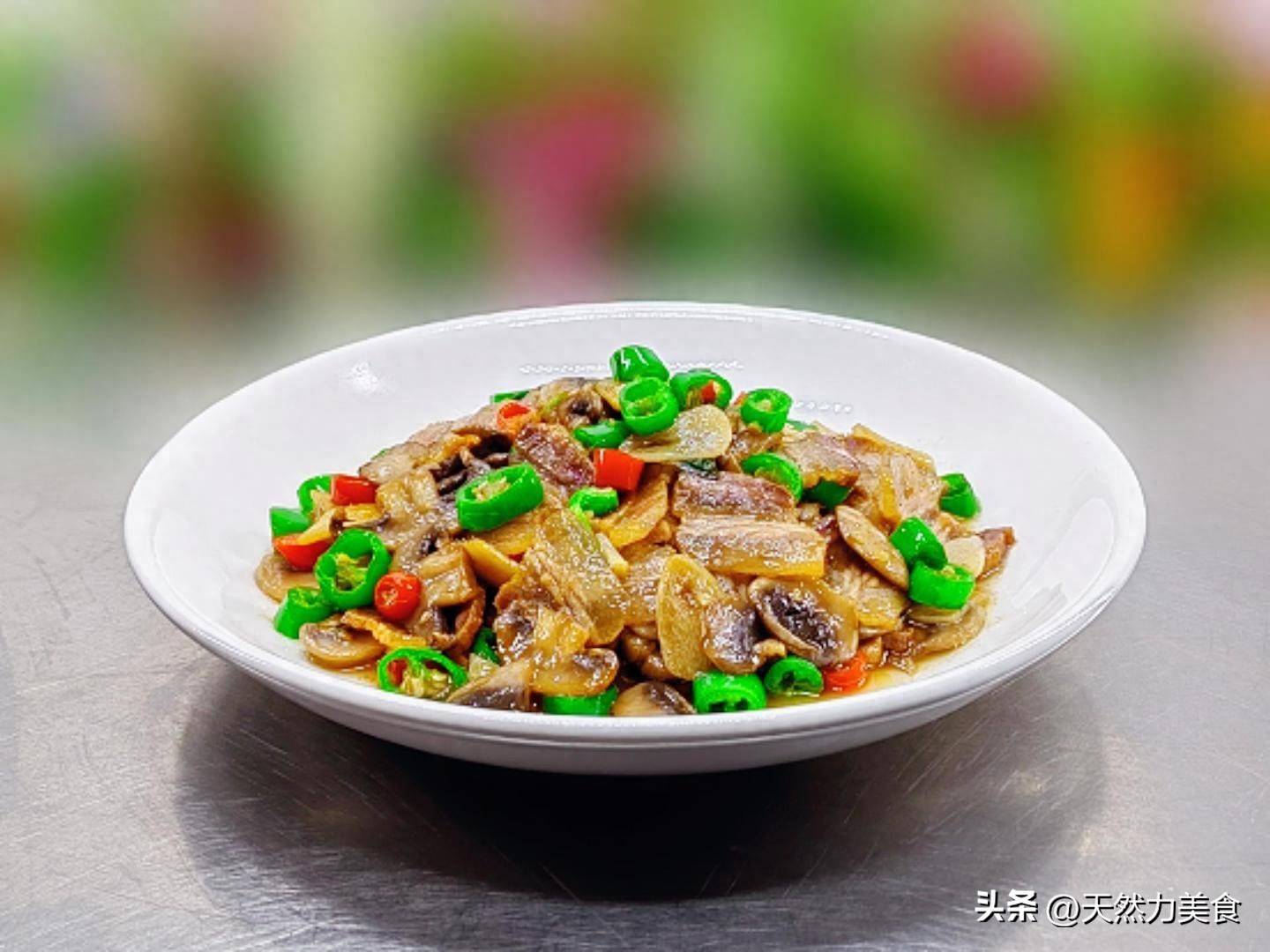 腊肉搭口蘑，3步炒出神仙味！汤汁浓稠鲜香，拌饭能吃三碗