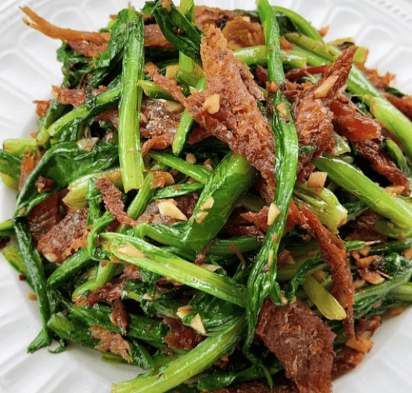 鱼肉酥香菜叶脆嫩，一口解锁粤式小炒本味