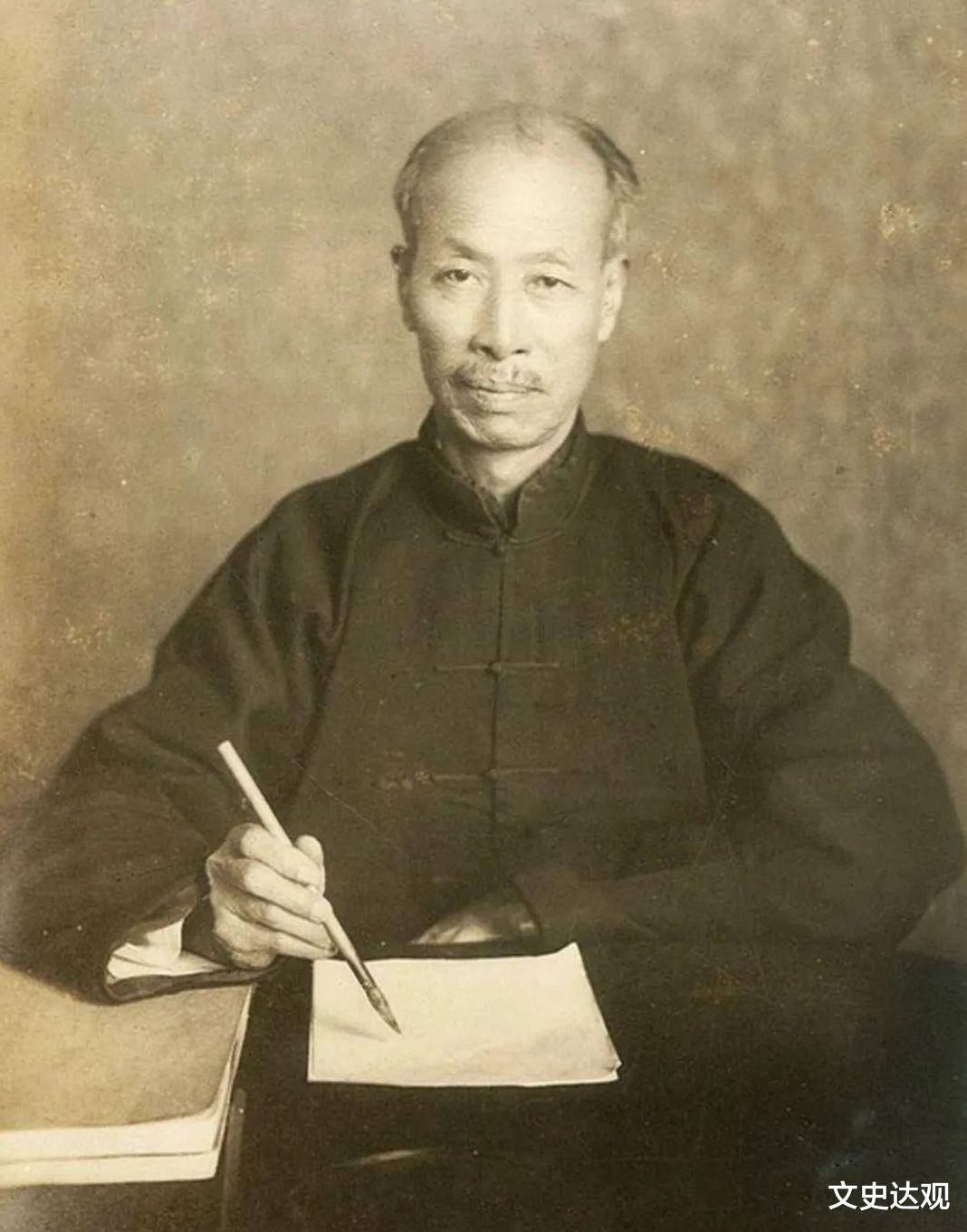 他是臭名昭著的汉奸，挥笔4个大字流传百年，如今大街上随处可见
