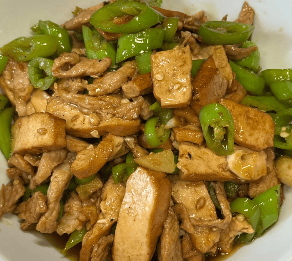青椒炒豆干，口感质朴，简单炒制就是下饭小菜