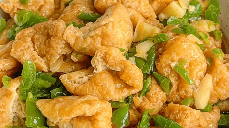 青椒炒豆泡:一口爆汁的家常巧思,平凡食材里的生活治愈力