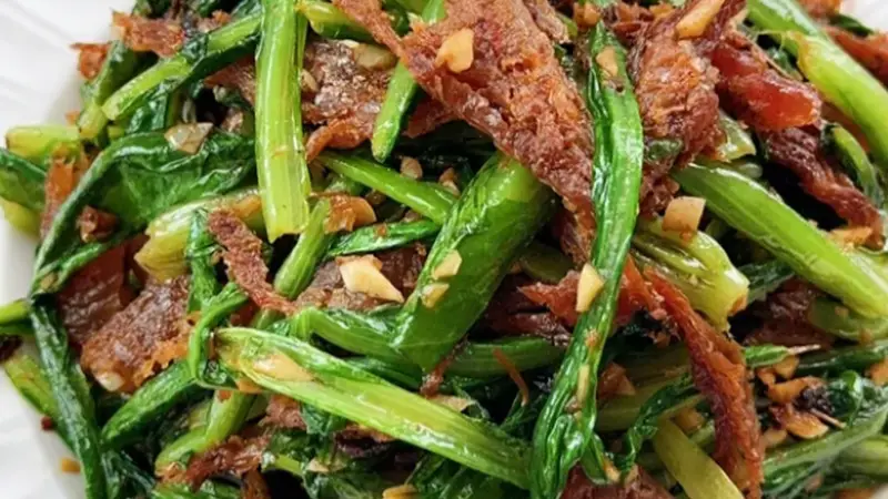 鱼肉酥香菜叶脆嫩,一口解锁粤式小炒本味