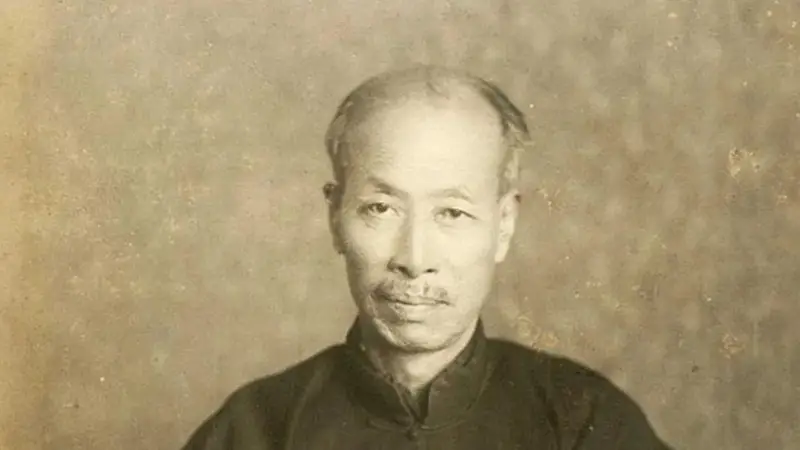 他是臭名昭著的汉奸,挥笔4个大字流传百年,如今大街上随处可见
