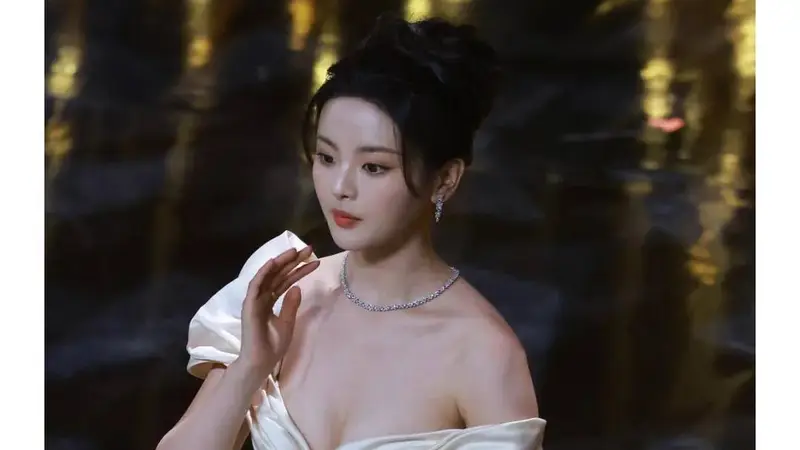 杨超越晒出盛夏甜美写真,将甜度又上升好几度,轻熟又迷人