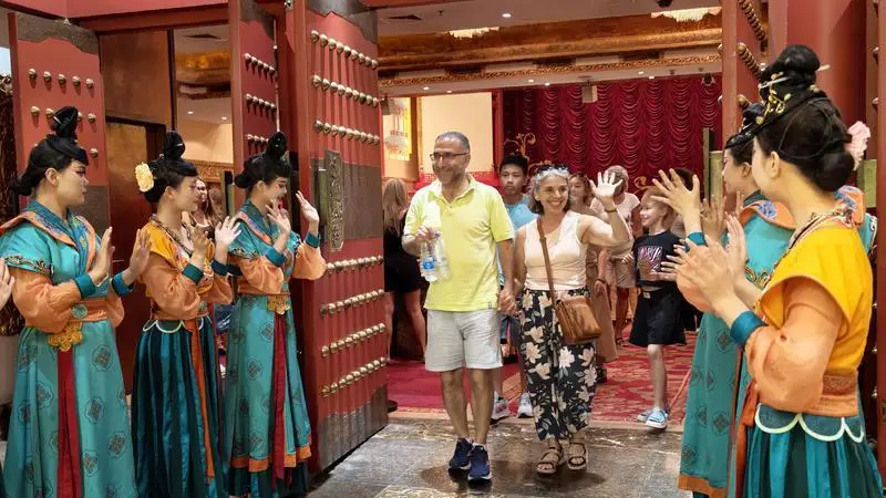 看海外游客如何“穿越”古都西安:穿汉服、赏唐舞,沉浸体验乐在其中