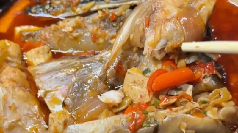 红椒铺就盘中色，百年湘味尽在剁椒鱼头间