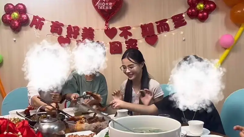 7岁被送走,认亲后想追责:网红“豆腐妹妹”与家人的二十年裂痕