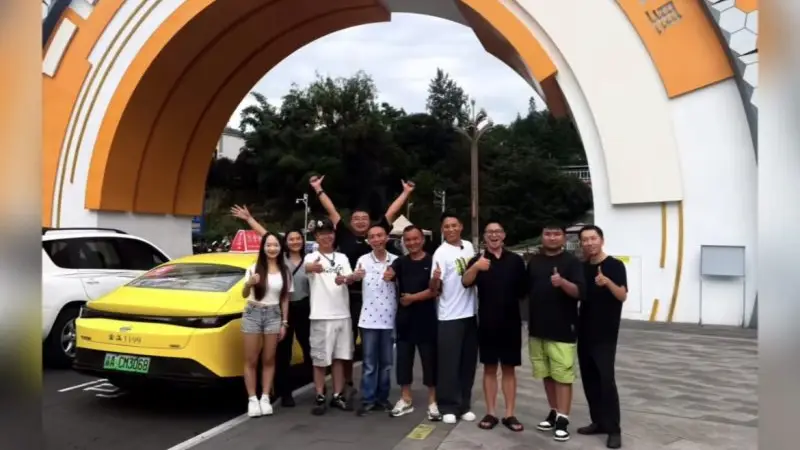 重庆“黄色法拉利”再度携粉丝“打表进藏“,女孩带父亲遗照去看“爸爸亲手种的绿柳”