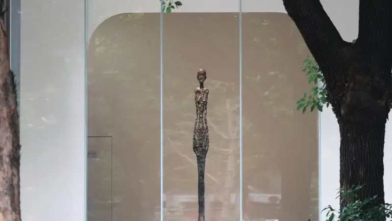 “塑我此生”贾科梅蒂大展明日揭幕,212件藏品铺陈存在与虚空