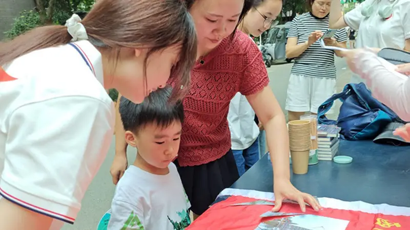 纸杯叠古塔、拼图识文物！这堂“沉浸式”文化课让彭州娃玩着爱上家乡