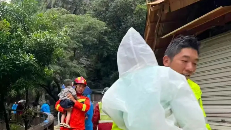 丽江虎跳峡景区因强降雨临时关停,滞留游客已全部安全转移