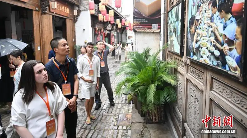 海外华文媒体代表金华行:在坡阳古街沉浸式体验非遗魅力
