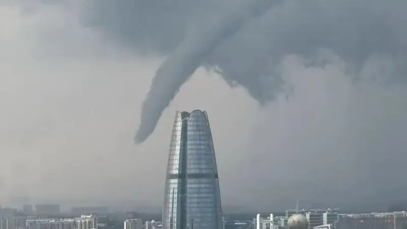 宁波上空现形似龙卷云柱 气象台回应：属于强对流天气